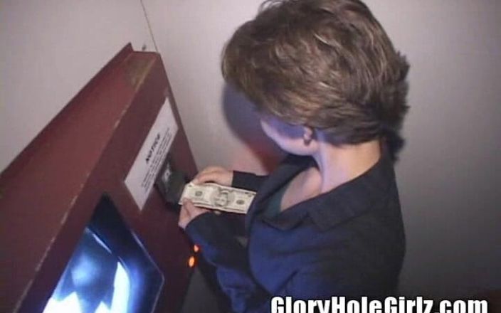 Glory Hole Girlz: Офисная сучка с короткой стрижкой делает минет, сперма, губы брюнетка-шлюха у глорихола!