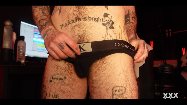 Xxx skips: Ftm Muzyk XXX Skips wypełnia swoją różową cipkę nadmiernymi dildami...