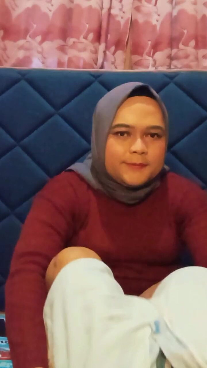 Ivvy Crossdresser: Sissy sissy si cewek berhijab cantik lagi asik masturbasi