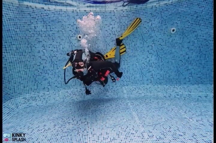 UKCuteGirl Lucy Lauren: Scuba agent Lucy retorna mergulhador subaquático buscas por dispositivo secreto