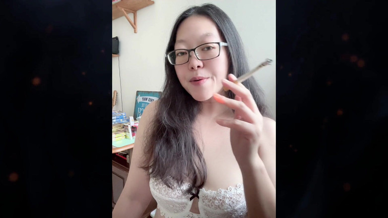 Smoking Asian: リアルな喫煙アジア人MILF:口紅を塗りながら喫煙し、38Cの乳白色の胸を見せる