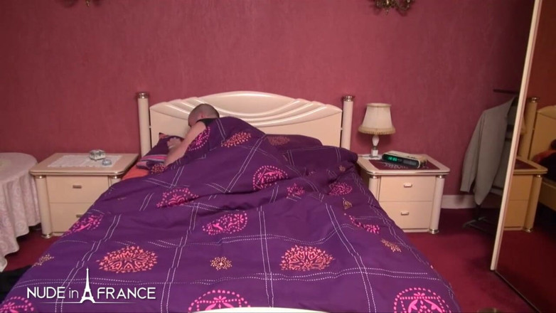 Nude in France: Sexy secretaresse met kleine tieten wordt geneukt en gespoten door...