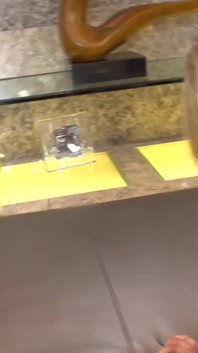 Tätowierte ebenholz mit großem runden arsch bekommt sperma im mund, nachdem sie rico stark geknallt hat