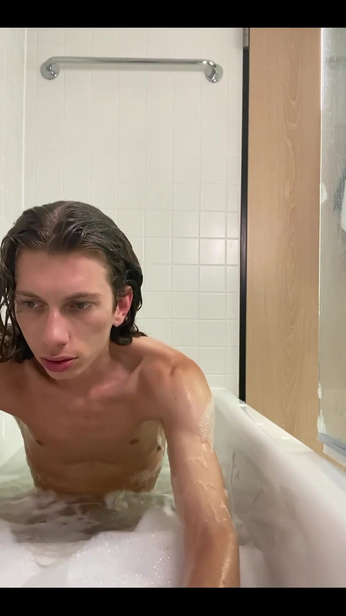 iamtonyrey: Francesa Femboy Showers e Got Ready para um encontro