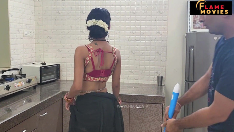DesiHeat Studio: Une soubrette sexy séduit le propriétaire d’une femme de ménage...