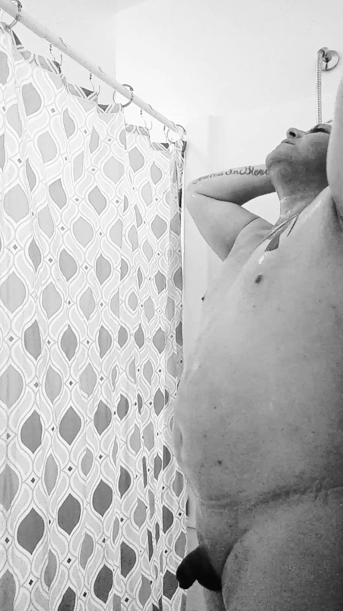 JG Risk: Filme no chuveiro com visual preto e branco dos velhos...