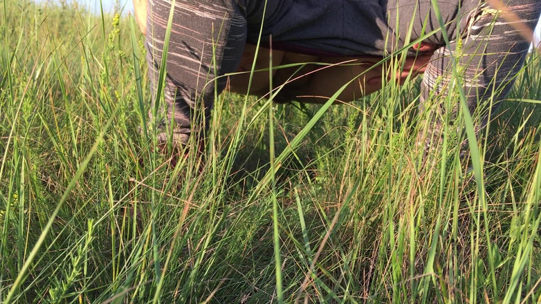 Risky Hairy Couple: Kencing dalam rumput di Meadow