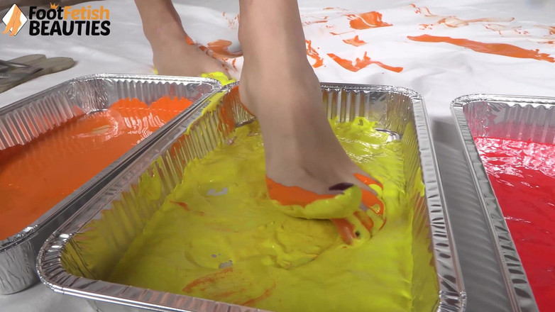 Foot Fetish HD: 수상 경력에 빛나는 예술을 만들기 위해 페인트로 발과 손을 코팅하는 갈색 머리 디바