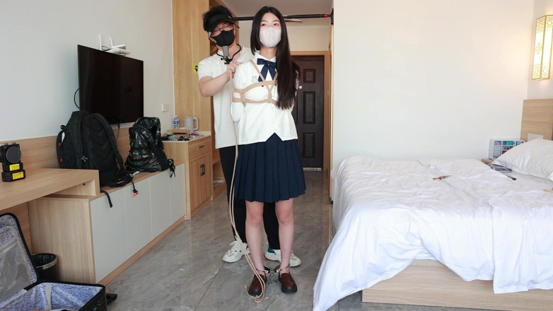 Asian bondage: Meine barfuße Freundin hing an einer Querstange und spielte mit...