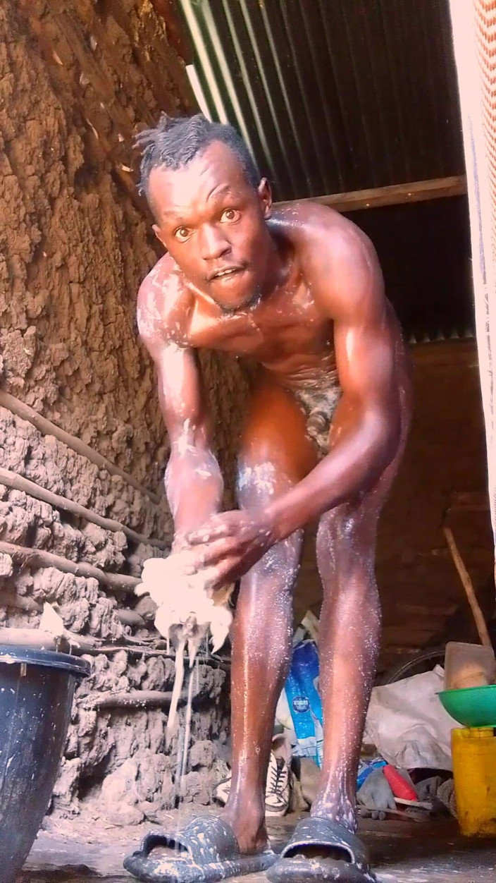 HWillovahh: Bagno ragazzo gay nella casa di fango dopo una giornata è...