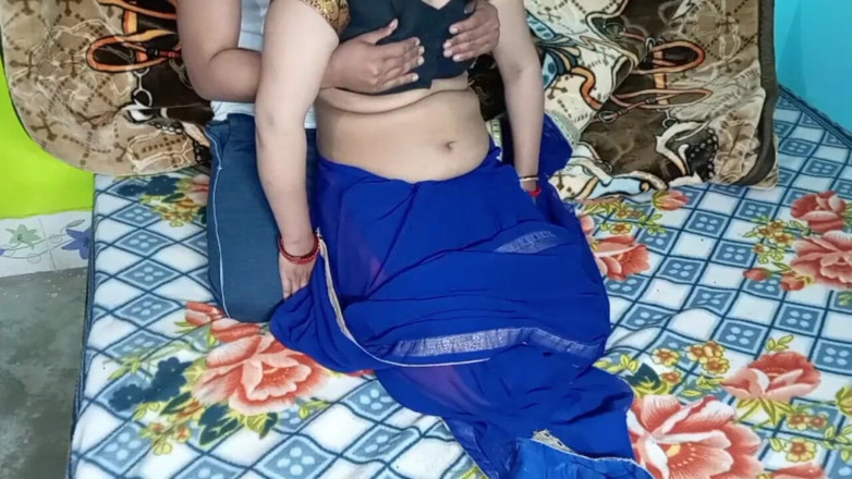 Manjushukla: Bhabhi baru seksi dalam warna biru Sari.