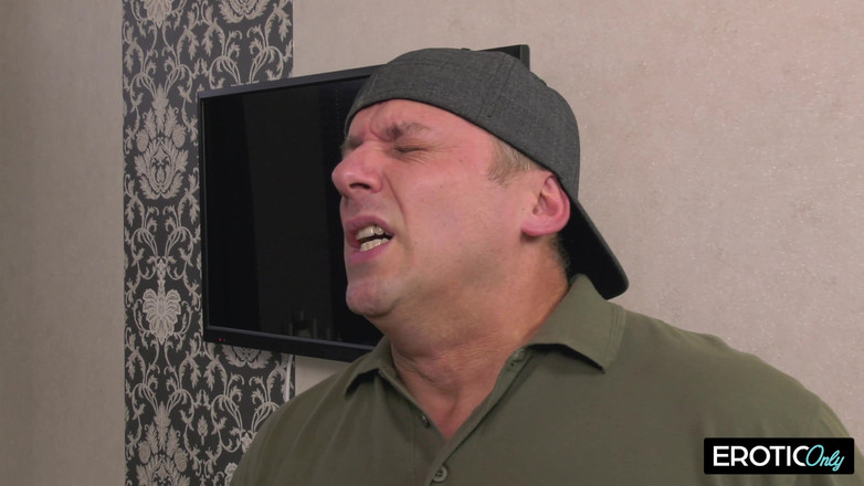 ONLYFREAKSX: Gli piace guardare il porno con la sua sorellastra e...