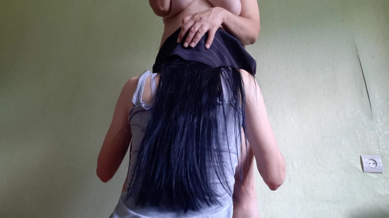 Lesbian-candys: 当我的熟女继母在她的丈夫做饭时，我给她的阴户