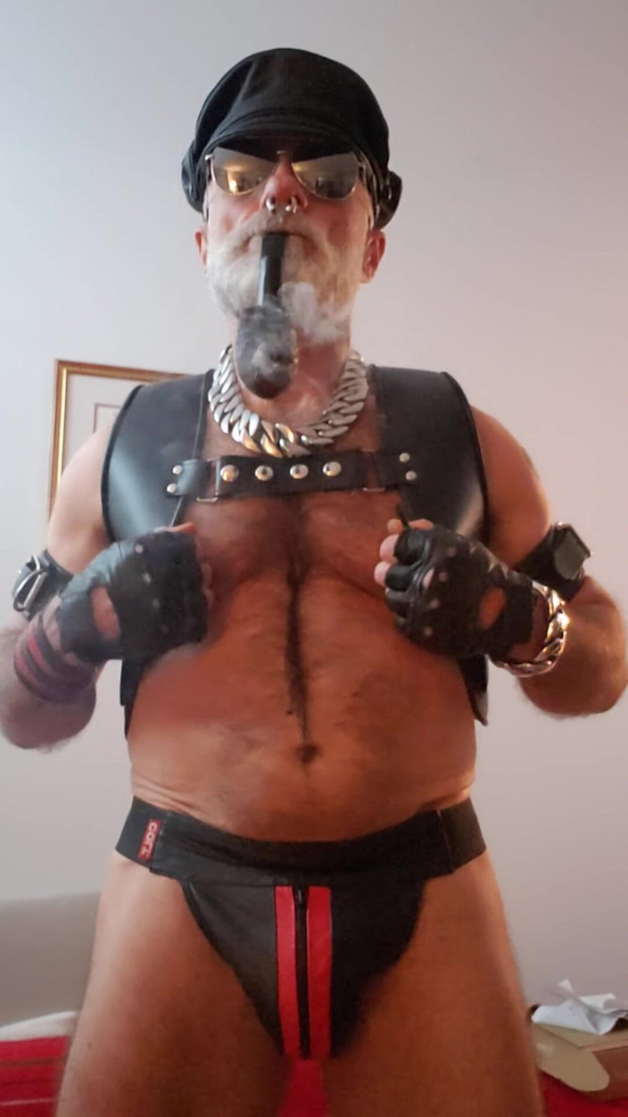 Muscles Cigar FFPig: Сигара отчим наслаждается трубкой с новой парой зажимов для сосков от Meo.de, ожидая, пока придет мальчик и играть с ними