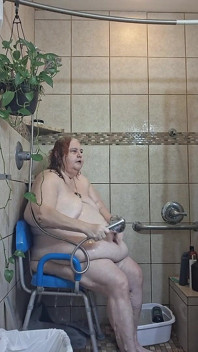 Vicki, Zdravotní Sestra S Velkou Kráskou, Je Celá Zpocená a Musí Na Záchod!