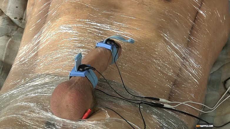 BoyNapped: Leo wird von Kenzie mumifiziert