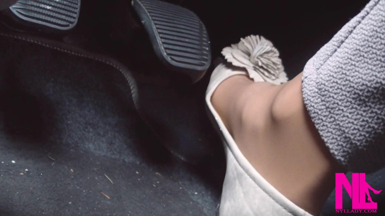 Nyllady: Sanftes Revving und zartes Pedalpumpen in beige Wohnungen auf abgespritzten...