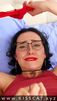 Kisscat bir hayranının yarağını gördü ve dildo ve vibratörle mastürbasyon yapıyor