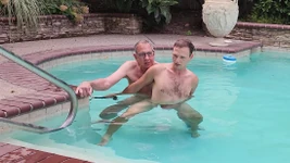 Une BB se fait baiser dans la piscine sous l’eau !