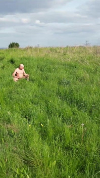 Porno cu dronă... literalmente! Drona mă urmărește, mă urmărește cum mă dezbrac și mă masturbez pe câmp