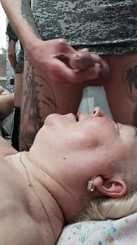 Namorada recebe uma boca cheia de porra quente depois que eu masturbar meu pau