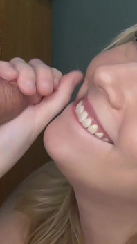 Suri rumah blonde suka menghisap zakar besar sehingga mereka pancut di mukanya - Marissa Sweet