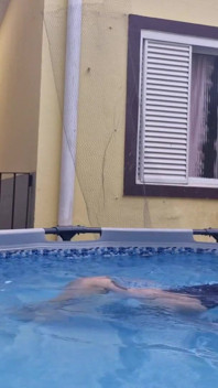Din slampa granne visar sig i poolen