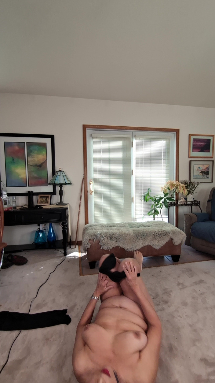 Zilah Luz: Mi masturbo la mia figa pelosa con il mio dildo...