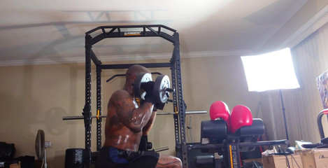 Hallelujah Johnson: Odporový trénink základní trénink je rozhodující pro zlepšení držení těla,...