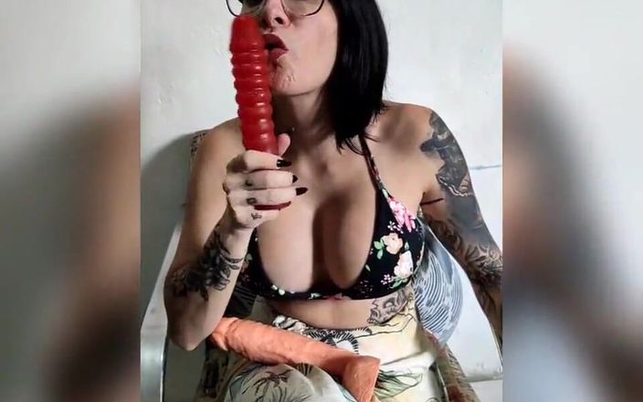 Cris Bathory: Cris Bathory fait une évaluation de la bite
