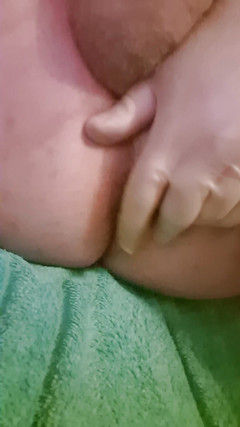Tinychubman: Pequeña polla goteando precum y tocando mi propio culo