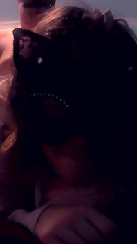 Ich werde von meinem freund in hoodie im doggystyle gefickt und ich masturbiere mit meiner hodody, um zum orgasmus zu kommen