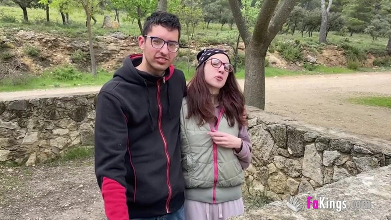 FAKings: Cuplul de la țară caută un futai la țară. Experiența în aer liber...