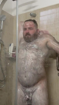 Itamar melawat rumah. Jadi buat masa ini di sini video dia mandi