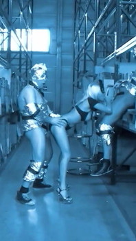 Deutsche Dominanzszene - Blondine in Fetisch-gear