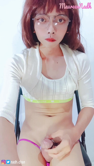 MaureenNadh: Asyalı transeksüel tek başına mastürbasyon yapıyor, karnına boşalıyor