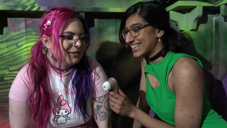 NM fetish femdom videos by Princess Nikki Cruel: Tre ragazze sono eccitate al club