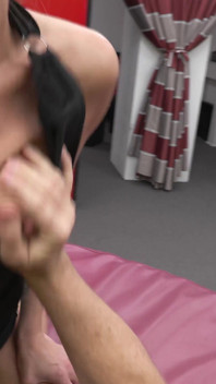 Dünne brünette MILf wird hart gefickt, nachdem sie ihren blowjob im gloryhole gegeben hatte