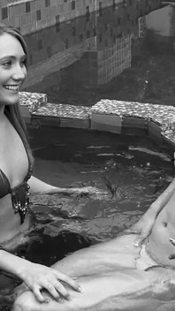 Pelirroja clásica de puño con un gran par de tetas y un gusto insatable por el coño de su hermanastra