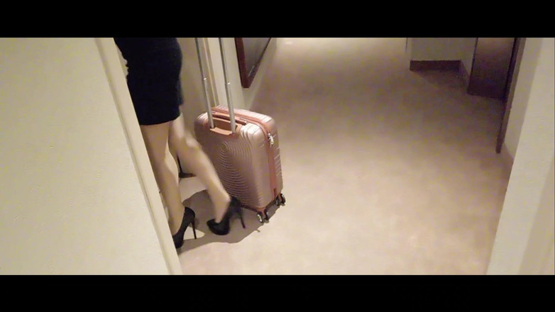 LauraOnHeels: MILF en collants et talons se promène dans les couloirs...