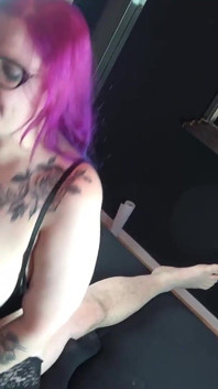 Une BBW gothique chevauche une bite