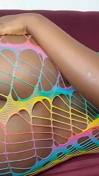 Ebenholz-teenager erwischt beim twerking und nimmt papis schwanz in ihre muschi