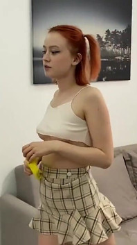 팬티 없이 평지를 청소하는 포니테일 소녀!