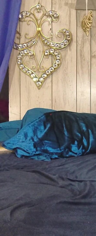 Qu’est-ce que ce jouet coquin fuzzy se passe dans sa chatte floue ?