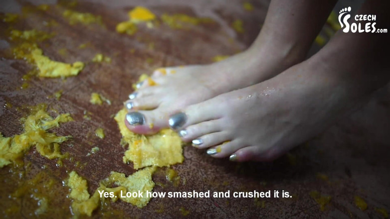 Czech Soles - foot fetish content: 나는 과일을 분쇄하고 당신은 내 발에서 핥을거야!