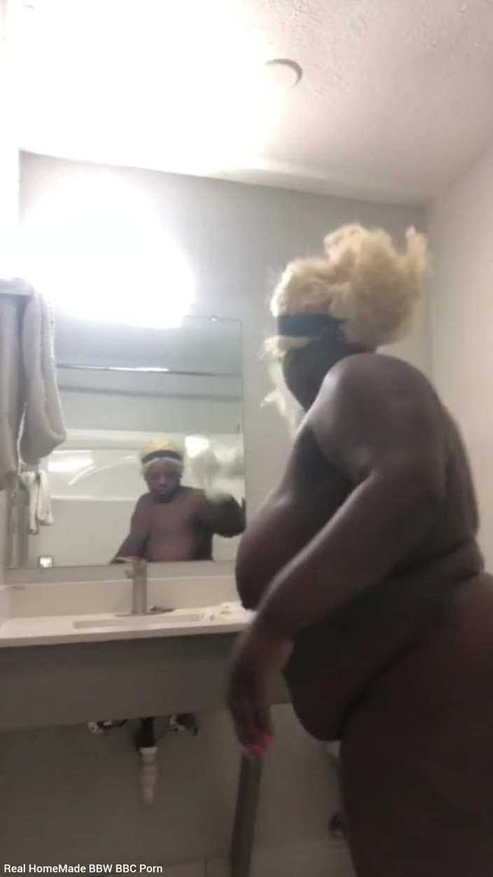 Super sexy ebony cuties: Spridning av min fitta som pissar i hotellets badrumsgolv
