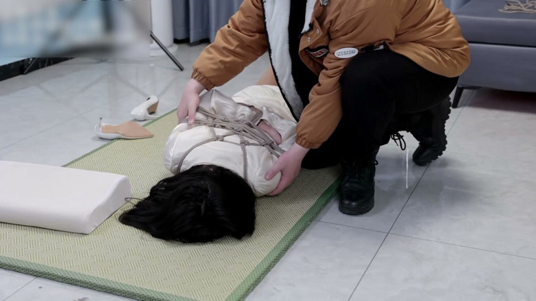 Asian bondage: Přítelkyně v šatech a punčochách, svázaná provazem