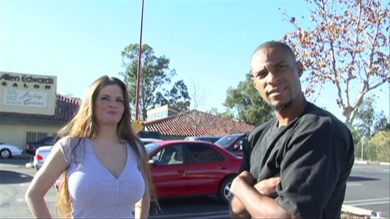 CBD Media Interracial: 幅浮気妻が彼女の剃毛猫shovedによって黒コック