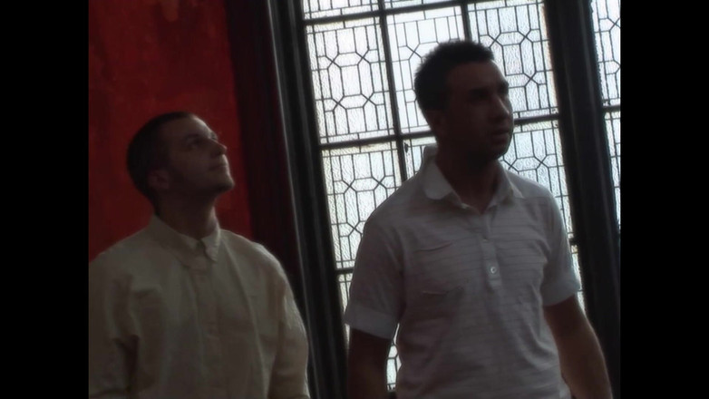 British Porn: ジューシーな胸が跳ね、スラットは容赦なく突かれている