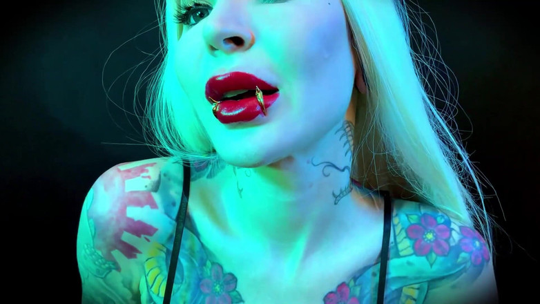 Baal Eldritch: Sensuele rode lippen met gouden piercings - lippenstiftfetisj, aanbidding, pov